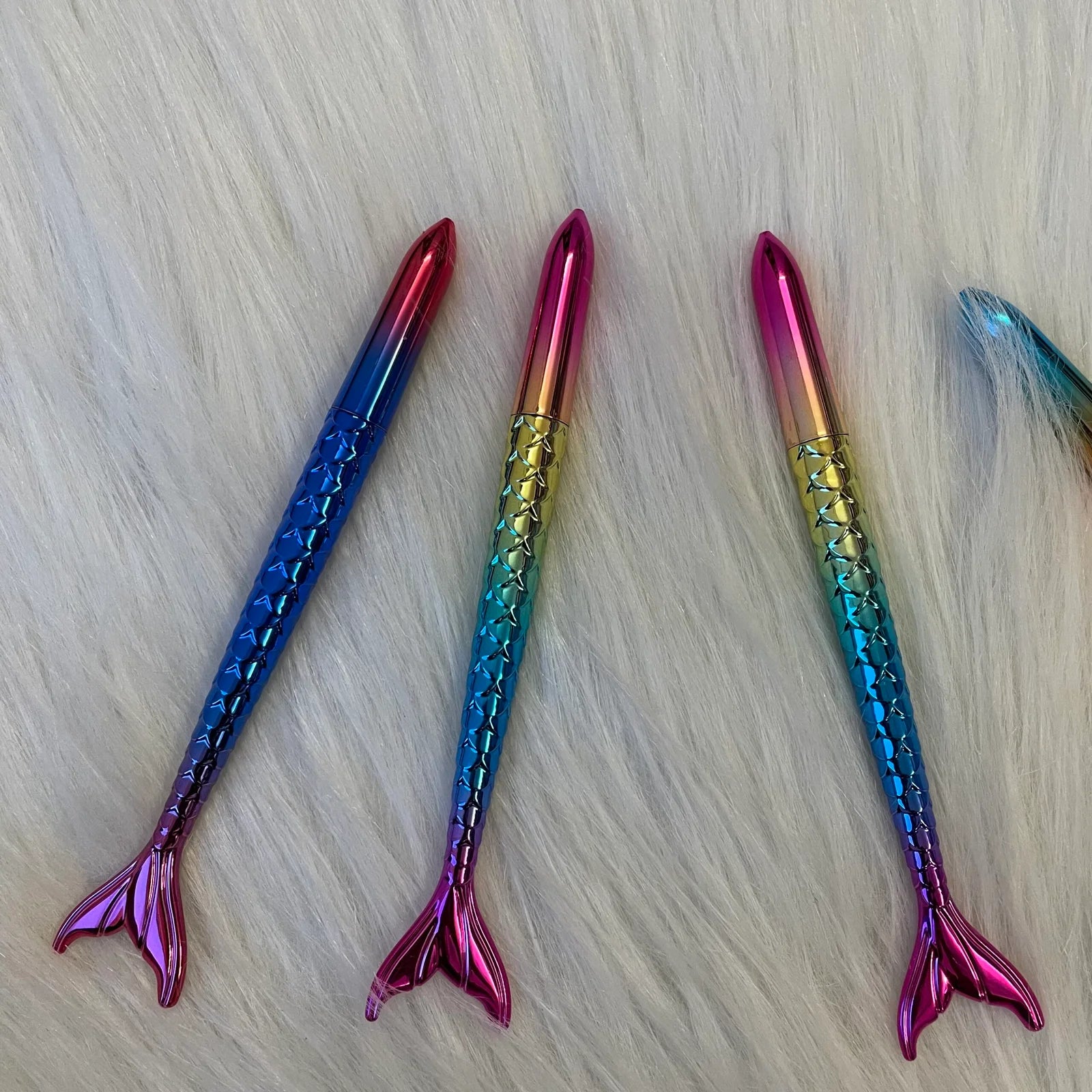 Fish tail pen holographic pattern
