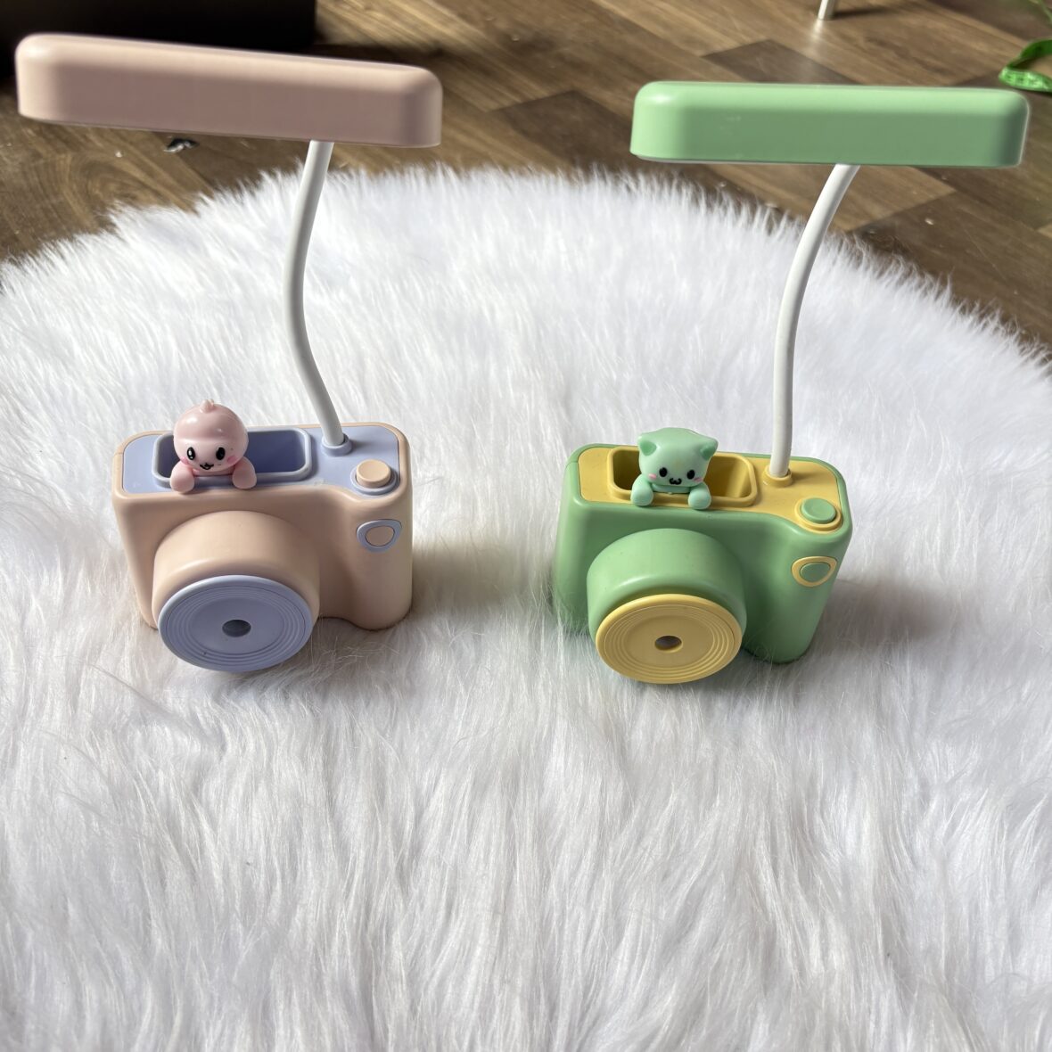 Camera shaped lamps (works when connected to power only) with sharpner and pen stand (please read description while buying)